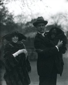 Osa et Martin Johnson avec un orang-outan et un gibbon, Zoo de Londres, octobre 1920 - Frederick William Bond